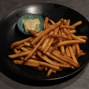 炸薯条佐凤尾鱼酱