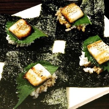 Hand-rolled rice with green perilla and charcoal-grilled conger eel