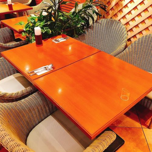 広々としたおしゃれなテーブル席♪ 海外レストランにいるような、非日常感のある上質な空間を堪能くださいませ☆落ち着いた雰囲気、美味しいお料理が、ゆったりとリラックスした時間をお過ごし下さい!