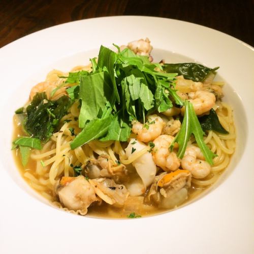 Japanese-style pasta with plenty of seafood ~ Scorched soy sauce flavor ~