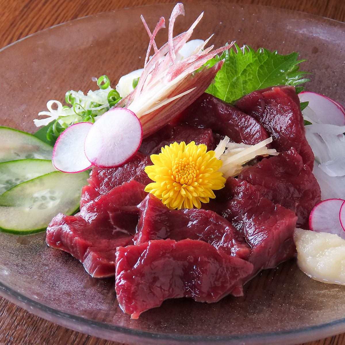 産地直送馬刺しがオススメ！昼から営業しているので昼飲みにも◎