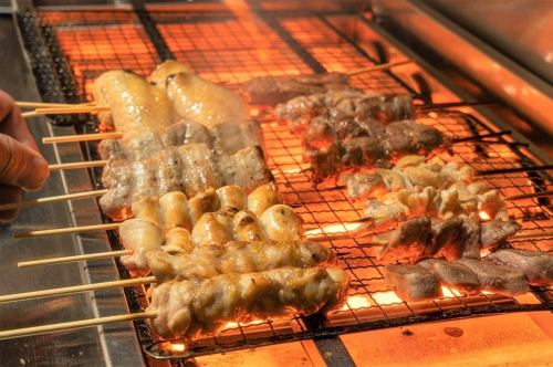 我们标准的串烧菜单：鸡肉串、猪肉串、蔬菜串