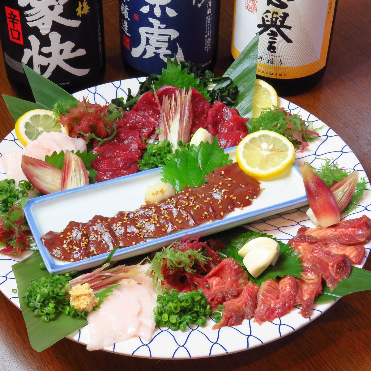 熊本直送の馬刺しは当店の人気メニュー！是非ご賞味ください。