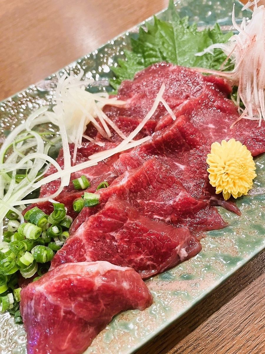 Horse sashimi delivered directly from Kumamoto is a popular menu item at our restaurant! Please be sure to try it.