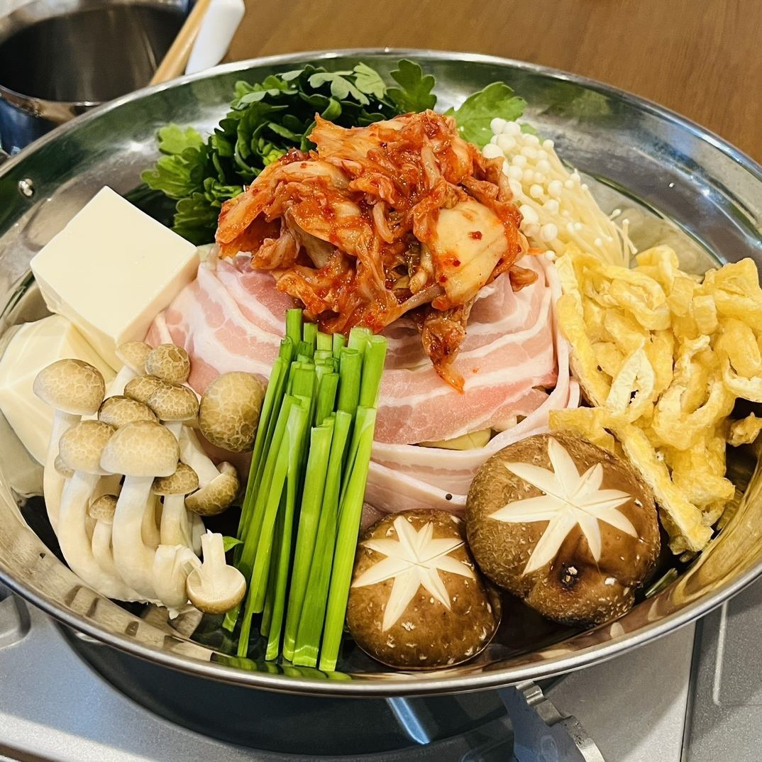We have a wide variety of dishes available, including chanko nabe, spicy nabe, and spicy pork shabu-shabu.