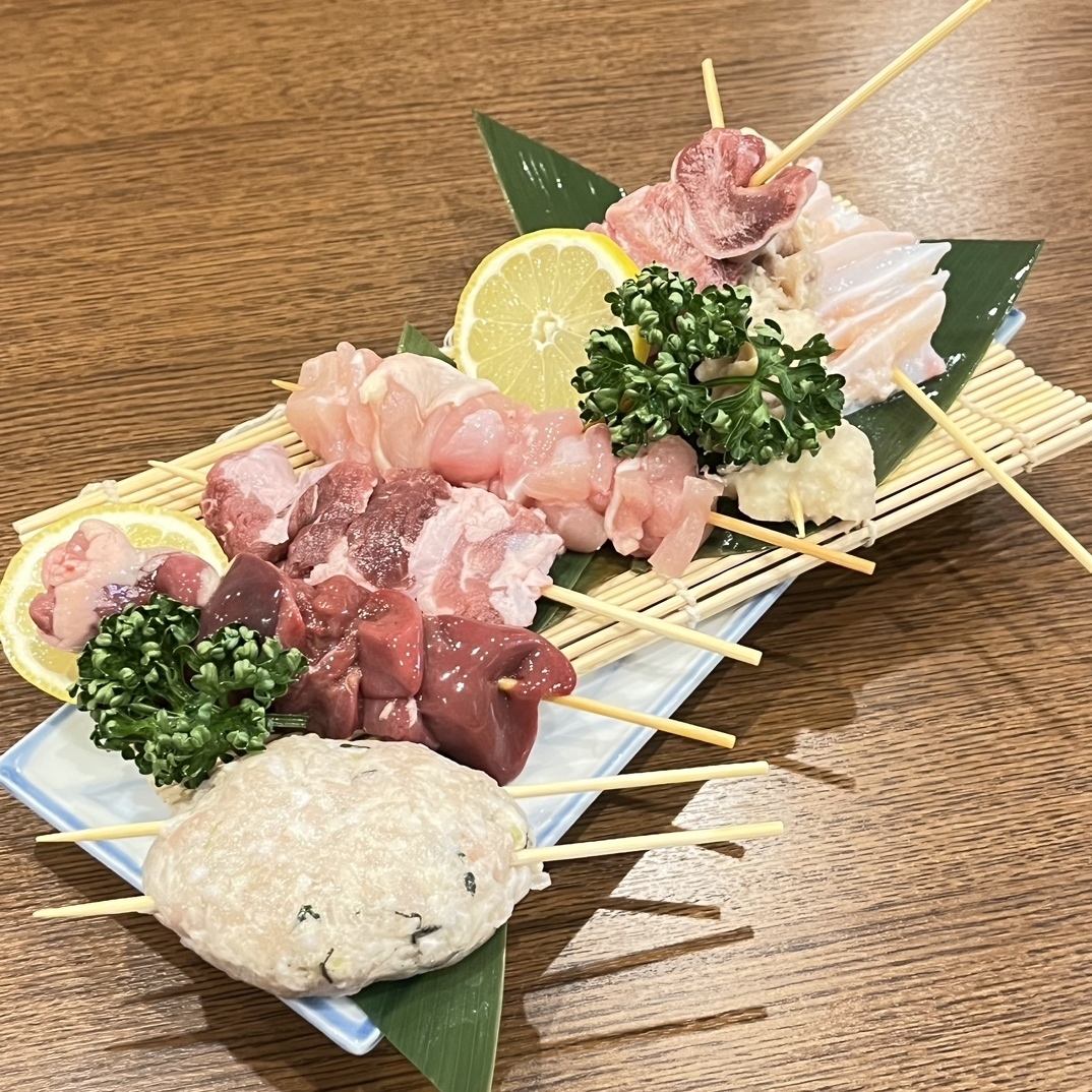 In addition to yakitori (grilled chicken skewers), we also offer vegetable rolls and grilled seafood!
