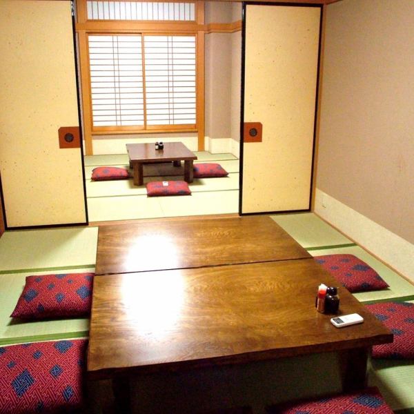 다다미 방의 개인실도 완비.인원수에 맞추어 방을 준비합니다.다리를 뻗어 느긋하게 휴식하면서 식사할 수 있습니다.관광객에게도 추천! 일본의 차분한 분위기의 점내입니다.