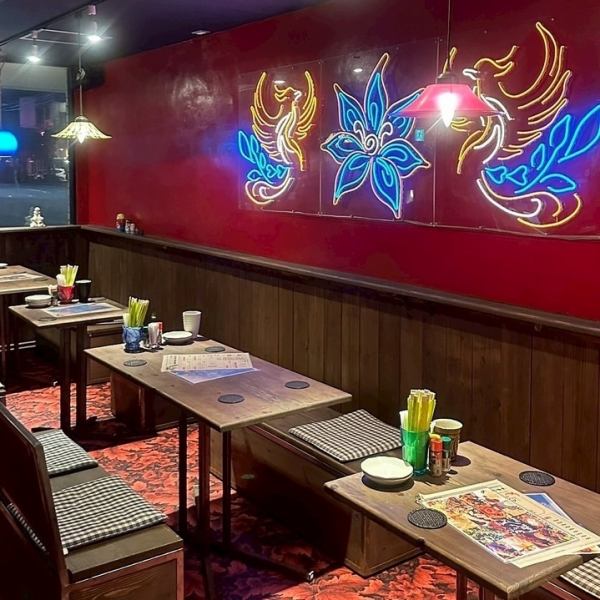おしゃれで落ち着いた雰囲気の店内が魅力の当店♪4名様がけのテーブル席をご用意しておりますので、女子会や友人との飲み会にもぴったりです。美味しい料理やドリンクを囲みながら、楽しい会話をお楽しみいただけます♪