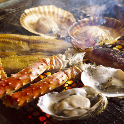 【炉端焼き】札幌の夜を彩る、炭火の炎と新鮮魚介の踊る宴。丸海屋離れで、極上の炉端焼きをご賞味あれ。