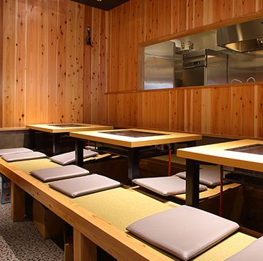 木目調の店内は落ち着きのある空間を演出しておりますが、わいわい盛り上がるのもよし。鉄板焼きの香りが漂う店内で、こだわりの逸品をご賞味ください。