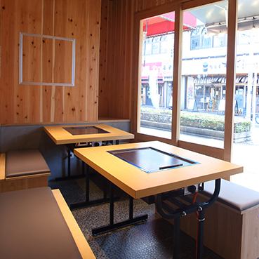 各テーブルにはすべて鉄板が備え付けられているのでできたてをすぐに食べられるのも嬉しいポイント！仲間でワイワイ作ったもんじゃをヘラでつつけば自然と会話も弾みます！合コンや女子会にもおすすめです！路面店なので通気性も抜群♪