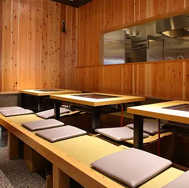 全テーブルに鉄板を完備！目の前でジュージューと焼き上がる音や香りが食欲を刺激します。出来立てアツアツをすぐに味わえるのはもちろん、仲間同士でワイワイ焼き上げるのも鉄板焼きの醍醐味。自然と会話も弾み、女子会や合コン、各種ご宴会がさらに盛り上がること間違いなしです！