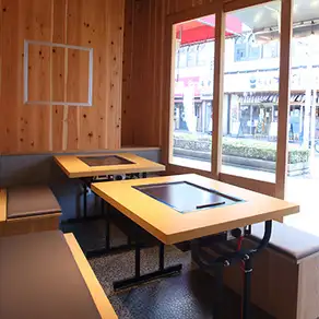 This is a spacious window-side table where you can enjoy the view outside (seats 4 people).Enjoy a pleasant mealtime with friends and family in a bright and cheerful atmosphere.These seats are perfect for small get-togethers, girls' nights out, dates, and more.