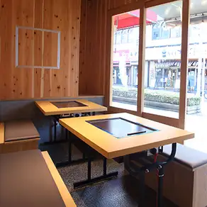 We offer spacious table seating where you can relax comfortably.Each table is equipped with a griddle, allowing everyone to gather around and enjoy freshly cooked, piping hot teppanyaki and monjayaki.This is a comfortable seating area where conversation flows easily.