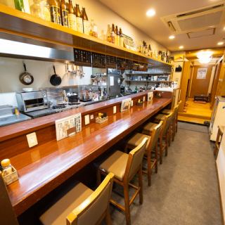 There are a total of seven counter seats available, so even those dining alone can feel comfortable.The warm wooden counter table creates a relaxing, homey atmosphere.Feel free to drop by for a meal or a quick drink after work!