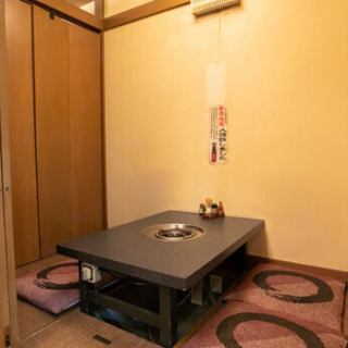 The private room seats four and is a sunken kotatsu style table, allowing you to relax in comfort.The room can be flexibly partitioned to suit the number of guests, and can accommodate banquets for 6 or 8 people, or up to 28 people using the entire tatami room.