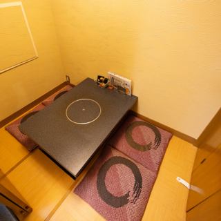 The private rooms, which can accommodate from two people, are very popular with couples and married couples who want to spend a relaxing time together. The sunken kotatsu style seating allows you to relax comfortably and is extremely comfortable. Highly recommended for lunch or a quick drink dinner!