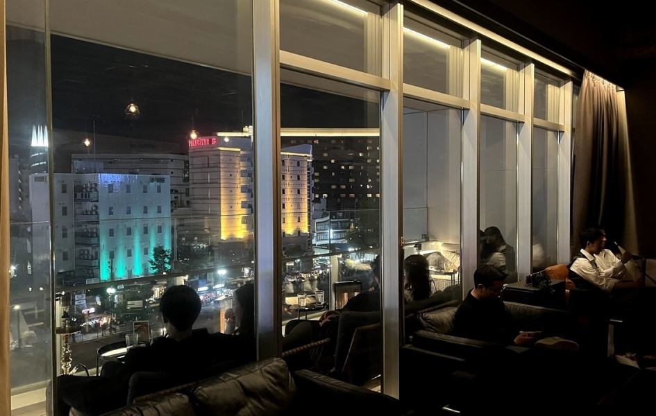 全国各地の系列店にはそれぞれに特徴があり、カフェスタイルやカジュアル、避暑地の楽園、裏路地の異国etc…中洲店は大人の社交場。シーシャは1時間~2時間かけて長く楽しめるのが特徴です。Wi-Fiや電源が全席に完備されており、ソファー席で上質なコミュニケーションが出来るよう洗練された空間に仕上げております。