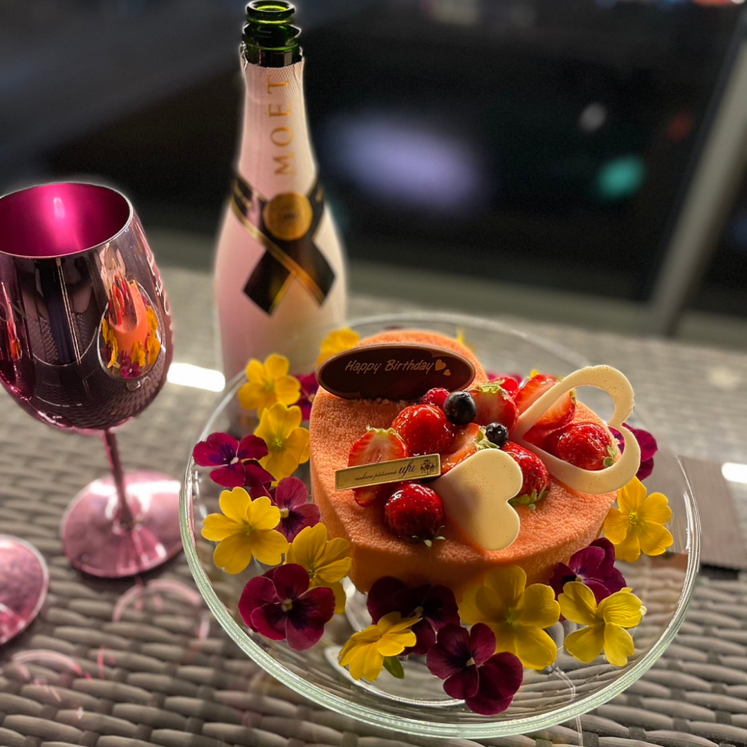 テラス席で、夜景とともに素敵な記念日をお祝いできます♪