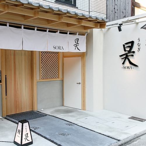 <p>錦市場から見えるシンプルなお店ロゴが目印★写真を撮ってSNSに投稿される方が多数いらっしゃり、錦市場付近の新たな観光スポットになりつつあります♪</p>