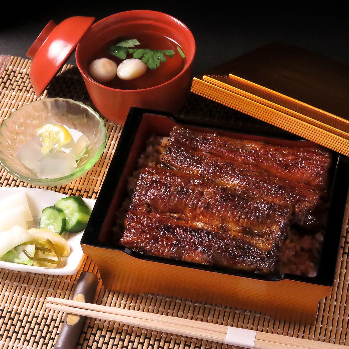 Enjoy delicious drinks and specially prepared eel dishes.