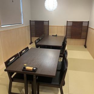 【2층】점내의 2층 에리어에는, 8분 걸이의 넓은 테이블석이 준비되어 있습니다.대인원수로의 모임이나 단체에서의 이용에 최적입니다.테이블 좌석은 느긋하고 손님 사이의 거리를 유지하면서 편안한 시간을 보낼 수 있습니다.꼭, 대인원수로의 이용에 최적인 테이블석으로 멋진 시간을 보내 주세요♪