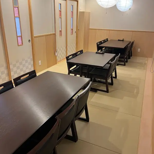 【2F】大人数も受付可能な2階席もございます。お席はゆったりとしており、お客様同士の距離をしっかりと保ちながらお寛ぎいただける空間となっています◎また、大人数でのお集まりや団体様でのご利用にも最適な当店にて、特別な時間をお楽しみいただけます。ぜひ、ここでしか味わえない優雅なひとときをお過ごしください。