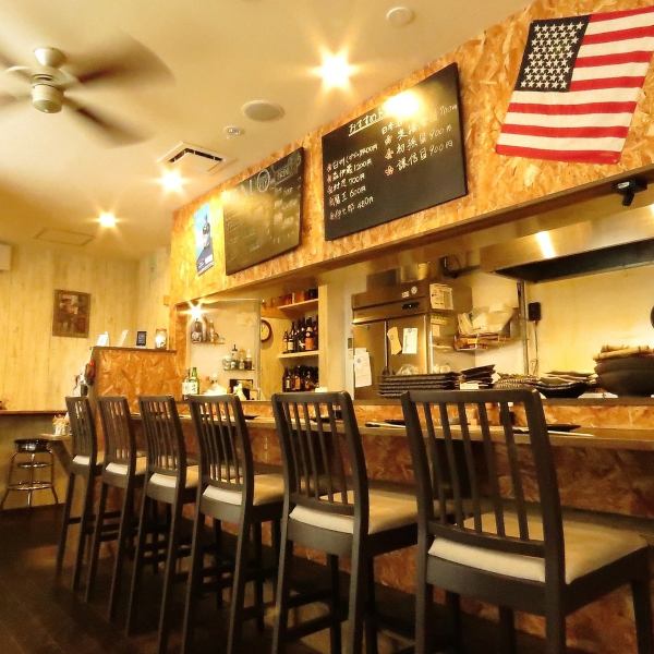 人気のカウンター席は調理場をライブで見ることが出来ます♪スタッフとの会話も弾む特等席で、美味しい料理とお酒を心行くまでお楽しみください。