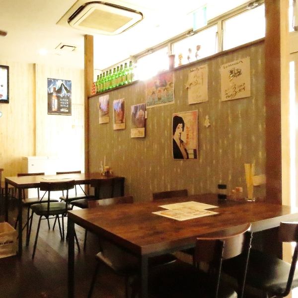 明るく広々とした店内はテーブル席のご用意もあります。隣との席間隔も開いているので周りを気にせず会話が楽しめます◎ご家族、ご友人など少人数様でのご利用も◎