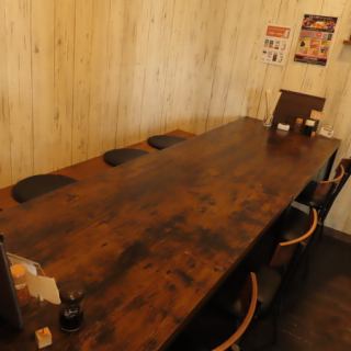 6名席のテーブルもございます♪6名席のテーブル席はゆったりと広く、飲み会にもおすすめです！美味しい料理とともに素敵なひとときをお過ごしください♪