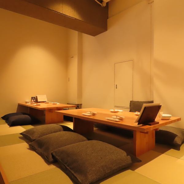 当店の小上がり席は、家族の集まりや会社の飲み会に最適な落ち着いた空間を提供します。リラックスできるため、くつろぎながら会話を楽しむことができます。プライベート感がありながらも盛り上がれるのが魅力。大人数でもゆったりとしたスペースで、食事やお酒を囲んで特別なひとときを過ごせる、心温まる場所です。