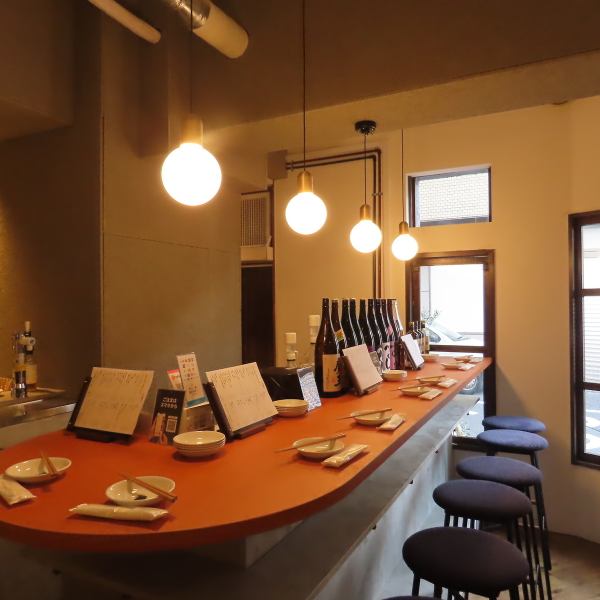 カウンター席は、1~2名の少人数での飲み会やデートに最適な特別な空間です。落ち着いた雰囲気の中で、プライベート感を大切にしたひとときを過ごせます。美味しいお酒と共に、心に残る素敵な時間を演出してくれる、特別な席です。