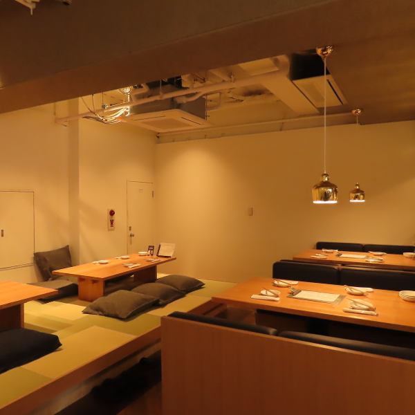 モダンな造りの当店は、中規模宴会や女子会にぴったりの洗練された空間です。スタイリッシュなインテリアが心地よい雰囲気を醸し出し、居心地良く過ごせます。多彩なメニューと美味しいお酒が揃い、グループでの楽しいひとときを演出。大人数に対応可能なスペースもあり、特別な集まりを盛り上げる最適な場所です。