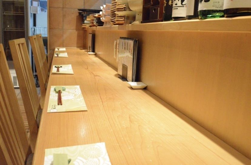 Counter seats where you can see the craftsman's dishes in front of you.Feel free to join us ♪