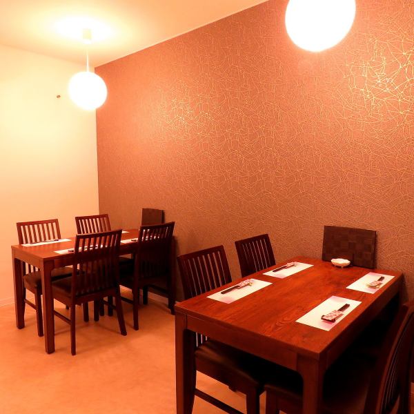 Table seats with a calm atmosphere illuminated by light! Choose from digging, counters, tables and your favorite seats ♪