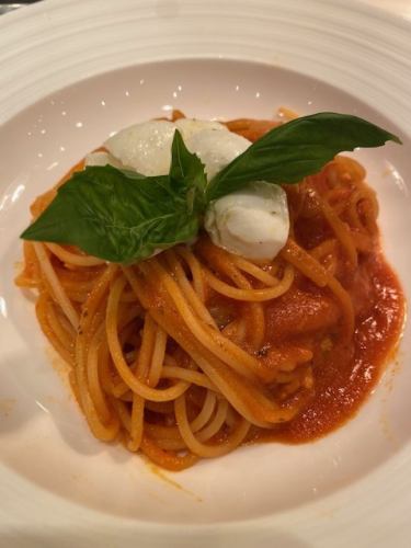 Buffalo mozzarella cheese tomato sauce spaghetti