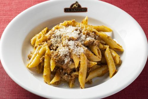 Penne bolognese with meat sauce
