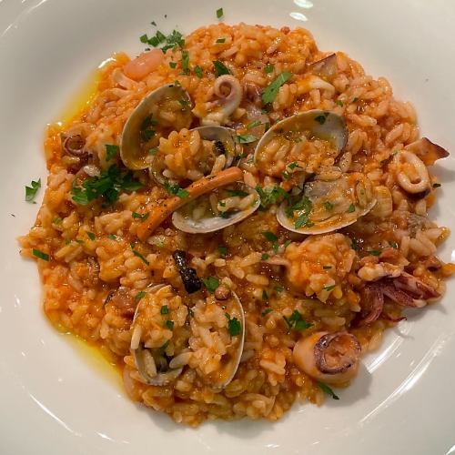 Tomato risotto with clams and seafood