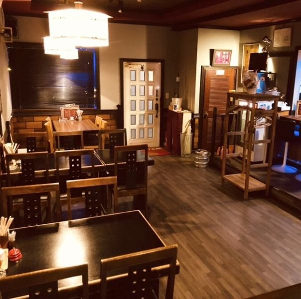 The interior of the store has an atmosphere that makes you feel like you've slipped back in time to the Showa era, and it's a warm space that makes you feel nostalgic.In addition to counter seats and tatami mats, we also have spacious table seats.Anyway, it is a skewer shop that you can easily enter.