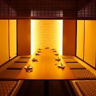 2名様～ご利用可能なテーブル個室を多数ご用意しております。デートや記念日に雰囲気のあるプライベート空間です。扉付き個室となっておりますので周りを気にすることなくお過ごし頂けます。お席のみのご予約も大歓迎です。