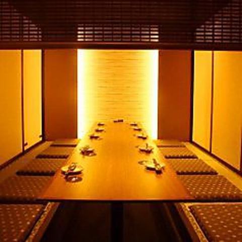 2名様～ご利用可能なテーブル個室を多数ご用意しております。デートや記念日に雰囲気のあるプライベート空間です。扉付き個室となっておりますので周りを気にすることなくお過ごし頂けます。お席のみのご予約も大歓迎です。