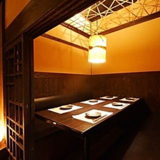 真ん中の通路を隔てて、最大16名様までご案内可能な掘りごたつタイプの個室席となっております。プライベートをしっかり守り、特別な日のお食事にも気兼ねなくお過ごし頂けます。カラオケ付き個室でワイワイご宴会をお楽しみください。