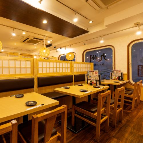 4～6名様の少人数でもご利用いただけるテーブル席♪新宿でのデートや合コン・女子会などにもご利用いただだきやすいお席です。落ち着いた雰囲気のお席で、自慢の料理やお酒をお楽しみ下さい。宴会にぴったりの料理を豊富にご用意しておりますのでぜひご利用ください！