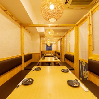 団体様のお集まりにも便利なテーブル席！もちろん、お一人様など少人数からのご利用にも最適です。大小さまざまなお席をご用意しておりますので、各種宴会にぜひご利用ください。テーブルを繋げることで大人数様でもご利用可能！ご人数に応じてフロア貸切も承りますので詳しくはご相談ください。