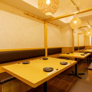 2～6名様の少人数でもご利用いただけます☆新宿の喧騒を忘れてしまう程落ち着いた雰囲気で、周囲を気にせず会話を楽しめるこちらのお席は、デートや気軽な飲み会・女子会だけでなく、ビジネスシーンでの小規模な宴会・接待などにもご利用いただきやすいお席です。