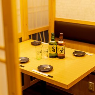 2～4名様の少人数でご利用いただけるテーブル個室席。落ち着いた雰囲気を演出します。新宿でのデートの後には、大人の雰囲気漂うこちらのお席でゆったりとお過ごしください。食材選びからこだわった自慢の料理と豊富な種類の銘酒で素敵な一日の思い出を彩ります♪