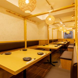 2名様からデートや接待など、静かな空間をご希望される用途に最適なお席をご用意しております。様々なニーズに合わせて落ち着きある空間が皆様をおもてなし致します。気取らずそれでいて落ち着いた雰囲気で乾杯は格別です！ぜひご利用くださいませ。