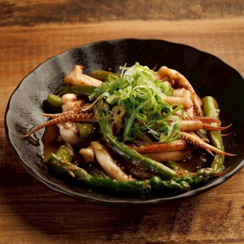 Stir-fried squid and asparagus with shottsuru and butter