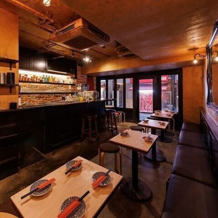 少人数様向けテーブル席◎テーブルをつなげて2～12名様までご利用いただけます！お席のみのご予約も承っておりますのでお気軽にお問い合わせください！