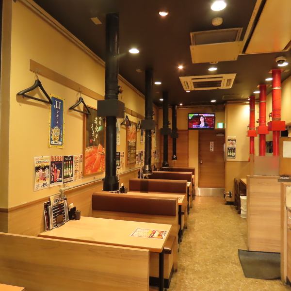 【下町の情緒を感じて】店内は、浅草らしい下町感があり、居心地の良い空間が広がっています。肩肘張らずに過ごせる親しみやすい雰囲気は、ご友人同士やご家族での団らんに最適。炭火を囲んでワイワイと肉を焼く時間は、日常の喧騒を忘れさせてくれます。リラックスしながら、賑やかに焼肉パーティを楽しめます。